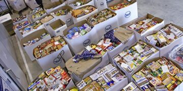 Obligan en Francia a supermercados donar alimentos y comida en vez de tirarlos