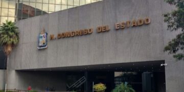 LA DEMANDA DE LAS Y LOS MAESTROS JUBILADOS, EN LA CANCHA DEL CONGRESO DEL ESTADO