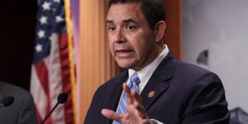 Gana Henry Cuéllar nominación Demócrata para Cámara de Representantes de EU