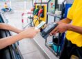 Firman gobierno y bancos acuerdo para reducir comisiones en pagos de gasolina y diésel con tarjetas