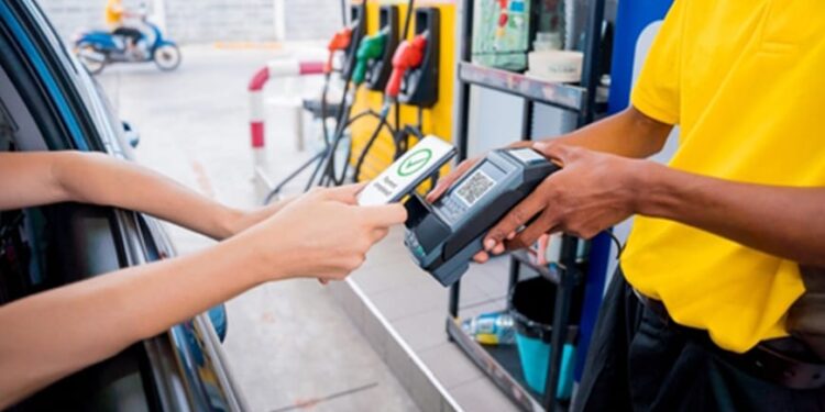 Firman gobierno y bancos acuerdo para reducir comisiones en pagos de gasolina y diésel con tarjetas