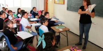 Otorgan aumento salarial del 9 por ciento a los maestros del país