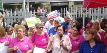 Tras recibir respuesta negativa del Isssteleón maestros jubilados demandarán en tribunales