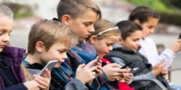Se unen Reino Unido y Francia a países que prohíben el acceso de menores a las redes sociales