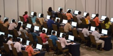 Inicia SEP consulta a maestros sobre carrera magisterial y uso de celulares en aulas