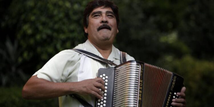 Convocan a elaborar Escultura en homenaje al “Rebelde de la Acordeón” Celso Piña