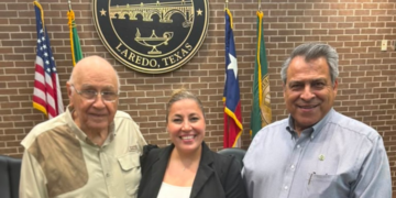 Líderes hispanos, encabezados por José Carmona, reconocen trayectoria del Laredo College