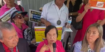Reclaman maestros jubilados a ISSSTELEÓN aumento de bono y mejorar servicio médico